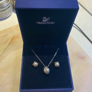Swarovski White Pearl Crystal Jewelry Set - Nude set
White, Rhodium plated